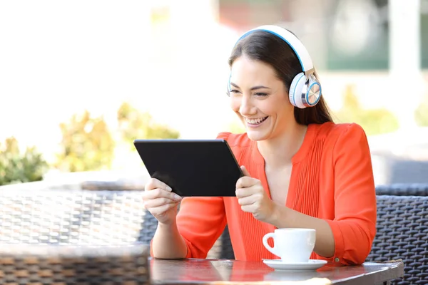 Felice femminile guardare contenuti multimediali su tablet — Foto Stock