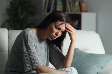 Evde gece başı ağrı çeken kadın