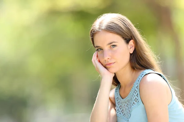 Retrato de una mujer seria de belleza mirando a la cámara — Foto de Stock