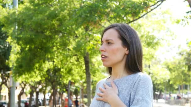 Dorosły Asmathic Kobieta Cierpiąca Atak Astmy Pomocą Inhalatora Parku — Wideo stockowe