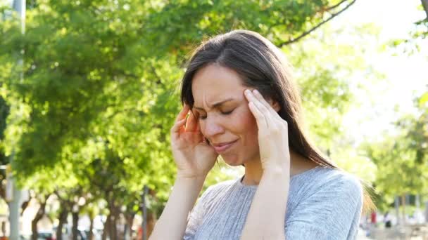 Mujer Adulta Quejándose Migraña Parque — Vídeo de stock