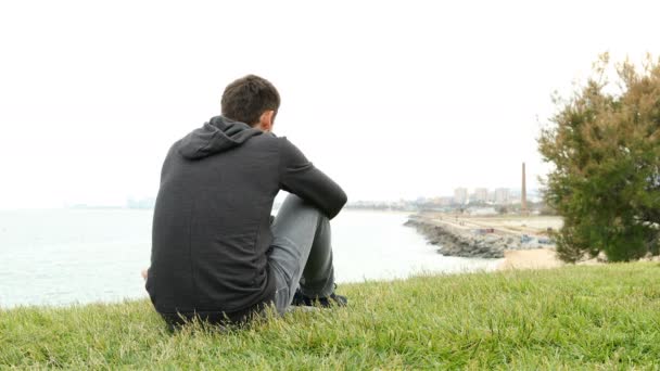 Vista Posterior Retrato Niño Triste Quejándose Mirando Las Afueras Ciudad — Vídeo de stock