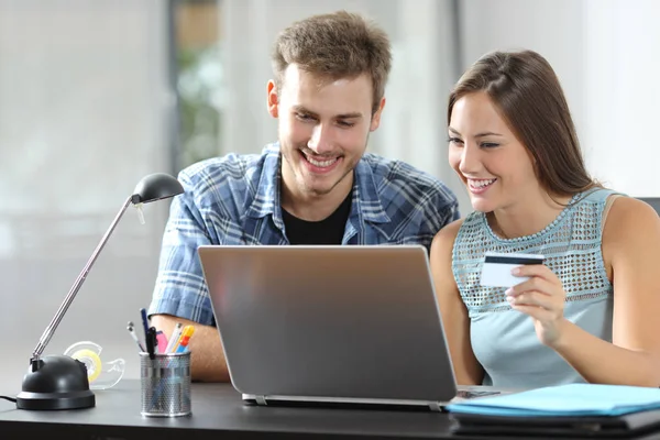 Casal em casa pagando online com cartão de crédito — Fotografia de Stock