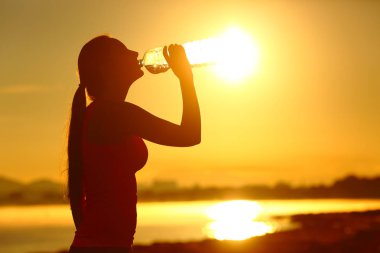 Sportswoman spor sonra şişe su içme