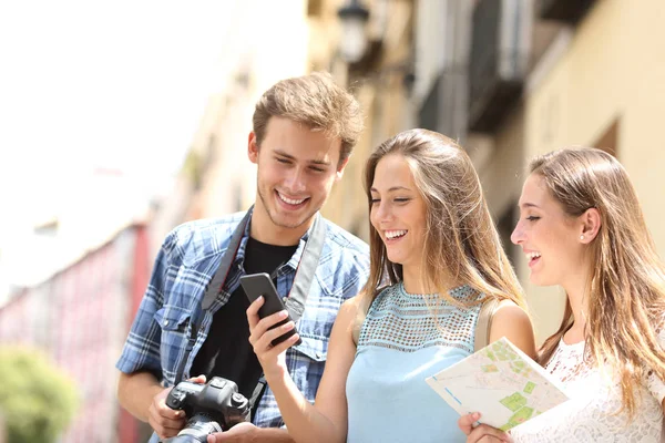 Група туристів, які знаходять за допомогою телефону на вулиці — стокове фото