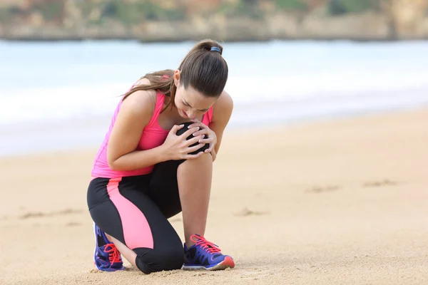 Sportswoman suffering knee ache after running — Stock Photo, Image