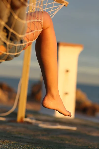 Donna gamba rilassante su amaca sulla spiaggia — Foto Stock
