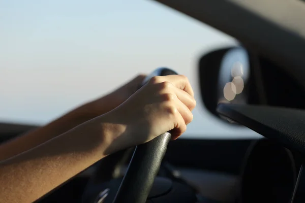Kierowca ręce trzymając kierownicę jazdy samochodem — Zdjęcie stockowe