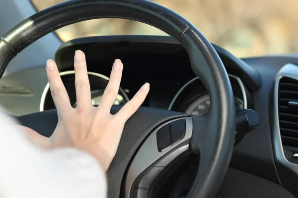 Conductor de coche mano bocina — Foto de Stock