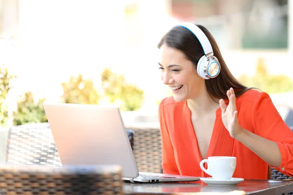 Szczęśliwa kobieta o rozmowę wideo z laptopem w barze — Zdjęcie stockowe