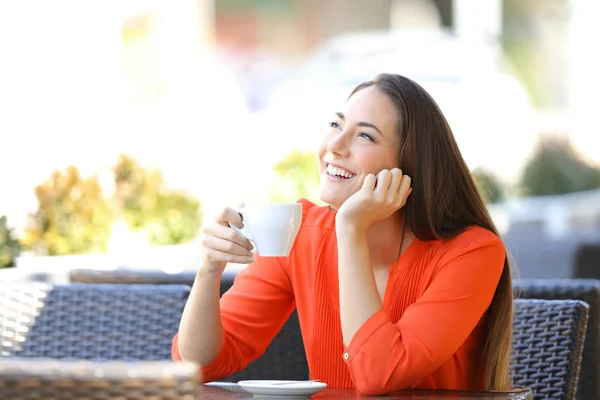 Mulher feliz pensando em beber café em um bar — Fotografia de Stock