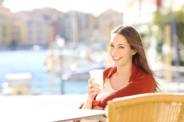 Donna guardando la macchina fotografica in una caffetteria — Foto Stock