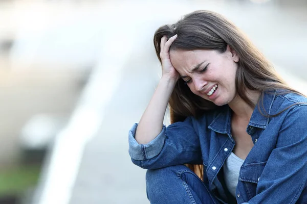 Mulher triste chorando na rua — Fotografia de Stock