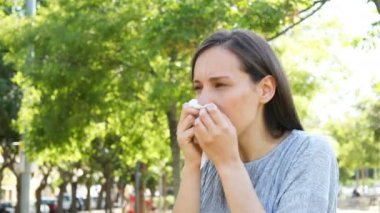 Yetişkin kadın bir parkta öksürük grip belirtileri acı