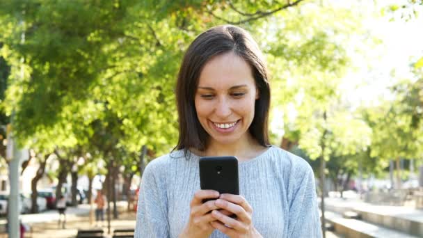 Vista Frontal Uma Mulher Adulta Usando Mensagens Texto Telefone Inteligente — Vídeo de Stock