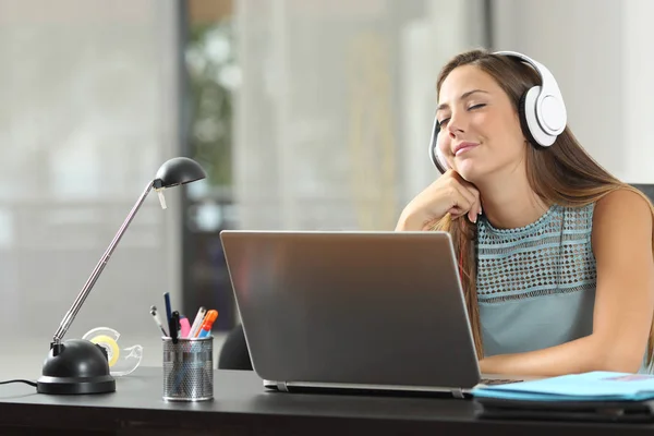 Glückliches Mädchen, das Musik mit Kopfhörern hört — Stockfoto