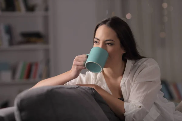 Senhora bebendo café à noite em casa — Fotografia de Stock