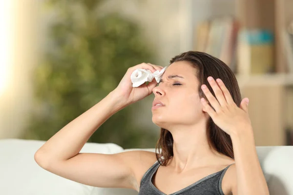 Chica sudando y ventilando en casa en un día cálido — Foto de Stock