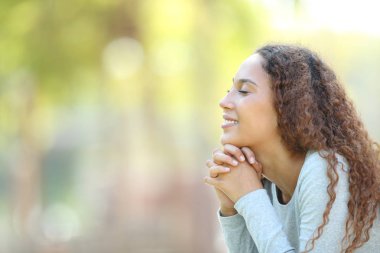 Mutlu karışık ırk kadın açık havada meditasyon