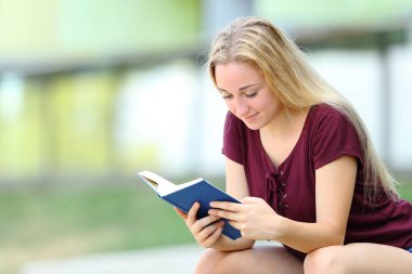 Açık havada kitap okuyan rahat öğrenci