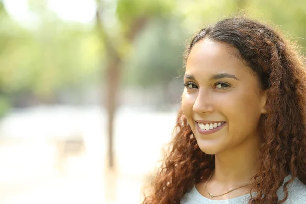 Belleza mujer de raza mixta posando con sonrisa perfecta —  Fotos de Stock