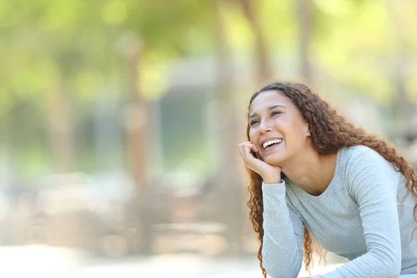 Happy Mixed Race kvinna drömmer i en Park — Stockfoto