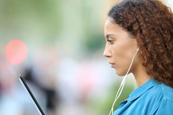 Mixed race vrouw e-learning met behulp van Tablet en oortelefoons — Stockfoto