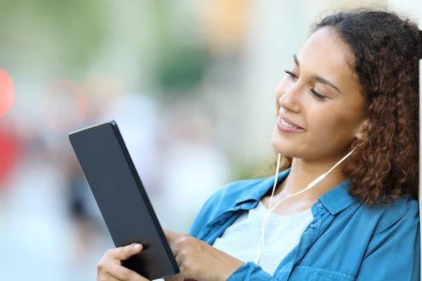 Mulher de raça mista ouvir música com um tablet — Fotografia de Stock