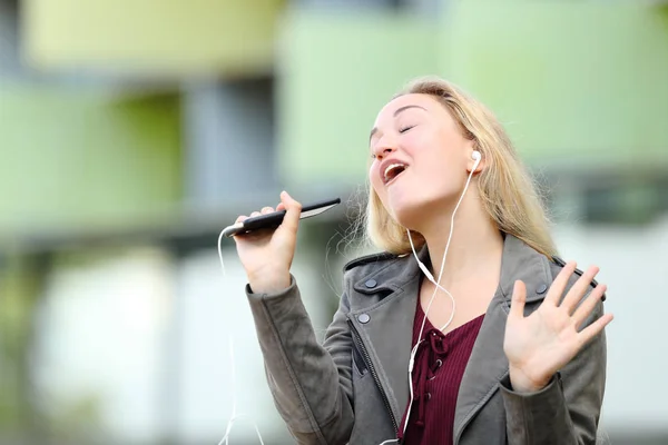 Happy Teen sjunga karaoke med hjälp av smart telefon app — Stockfoto