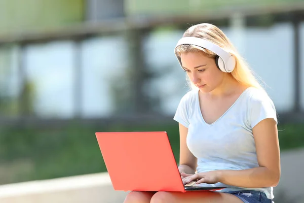 Estudante adolescente sério e-learning usando laptop e fones de ouvido — Fotografia de Stock