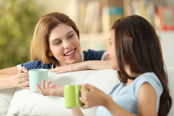 Amici felici che parlano a casa bevendo caffè — Foto Stock