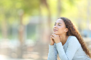 Bir parkta meditasyon rahatlatıcı karışık ırk kadın