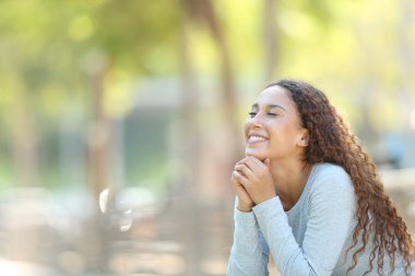 Mutlu karışık ırk kadın bir parkta meditasyon
