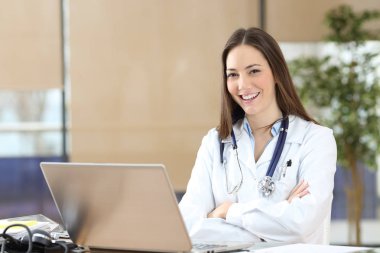 Mutlu doktor istişare de kameraya bakarak poz