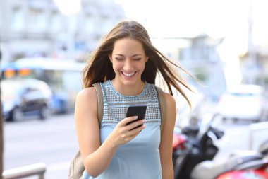 Mutlu kadın telefon içeriği izlerken gülüyor