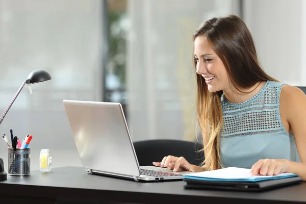 Empreendedor feliz trabalhando on-line em uma mesa em casa — Fotografia de Stock