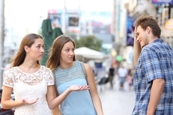 Mann flirtet mit enttäuschten Frauen auf der Straße — Stockfoto