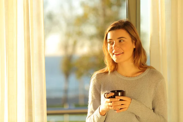 Tazza di tenuta adolescente guardando lato a casa — Foto Stock