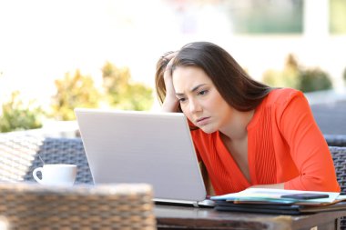 Bir kafede çalışan sinirli girişimci