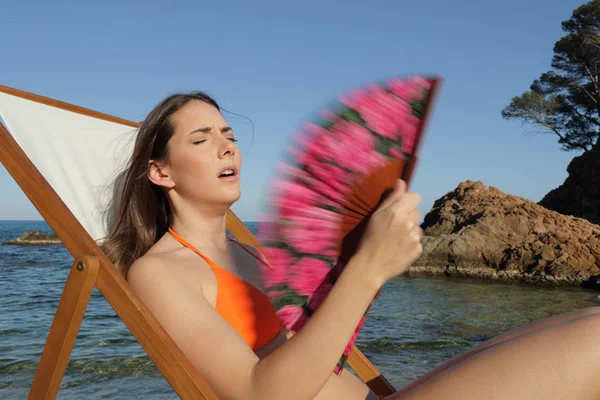 Nieszczęśliwy sunbather cierpiący udar cieplne na plaży — Zdjęcie stockowe