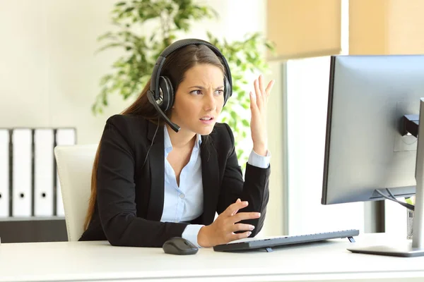 Trabajador de oficina enojado atendiendo a un mal cliente por teléfono — Foto de Stock