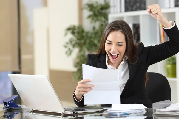 Femme d'affaires excitée lire de bonnes nouvelles dans une lettre — Photo