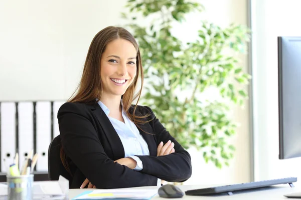 Счастливая деловая женщина в офисе позирует глядя на тебя — стоковое фото