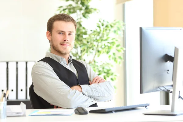 Confident executive posing looking at camera at office — Stock Photo, Image