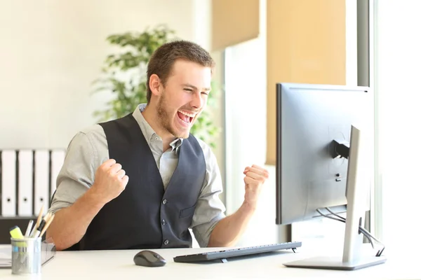 Opgewonden zakenman het controleren van goed nieuws op de computer — Stockfoto