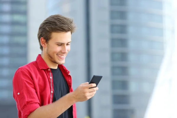 Счастливый предприниматель с помощью смартфона на улице — стоковое фото