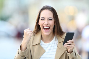Kamera bakarak telefon tutan heyecanlı kadın