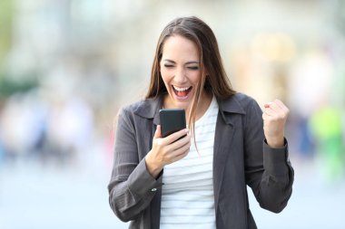 Heyecanlı kadının ön görünümü telefonu kontrol