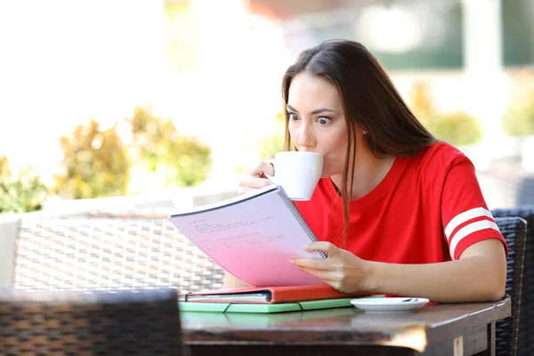 커피를 마시는 공부를 하는 지나친 흥분한 학생 — 스톡 사진