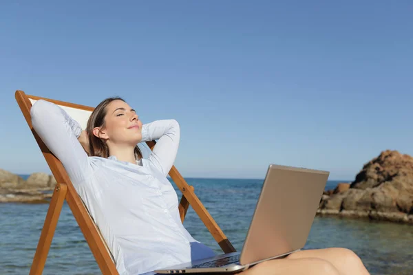 Pengusaha santai beristirahat di pantai dengan laptop — Stok Foto